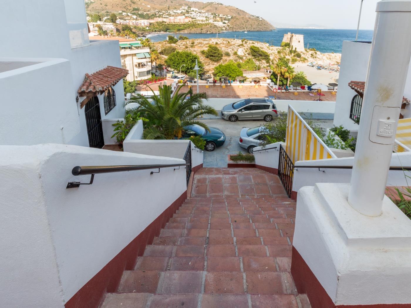 Apto Tesorillo II. Apartamento con terraza, vistas al mar y piscina comunitaria. en Almuñécar