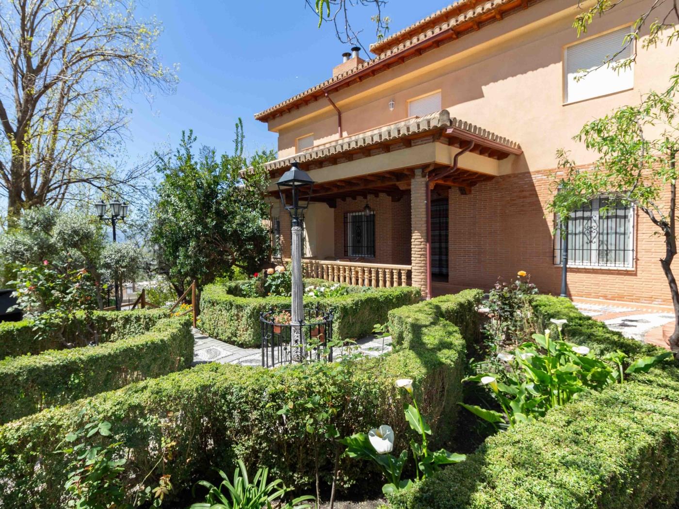 Casa Rosa del Romeral. Casa andaluza con piscina privada, WI-FI y bonitas vistas en Nigüelas