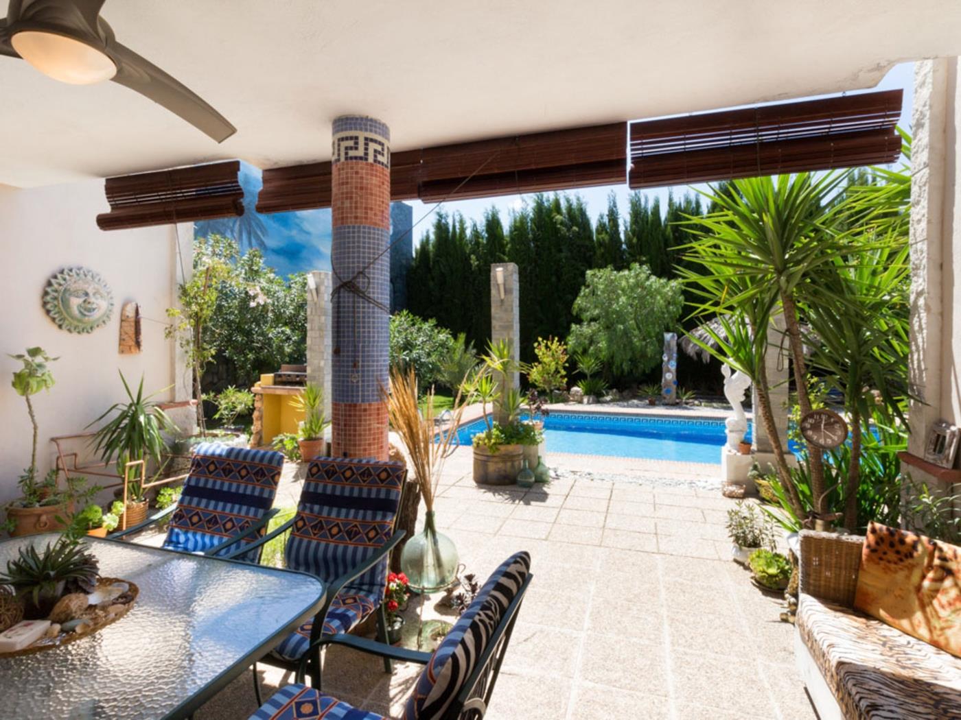 Preciosa casa con piscina, jardín y wifi en Padul