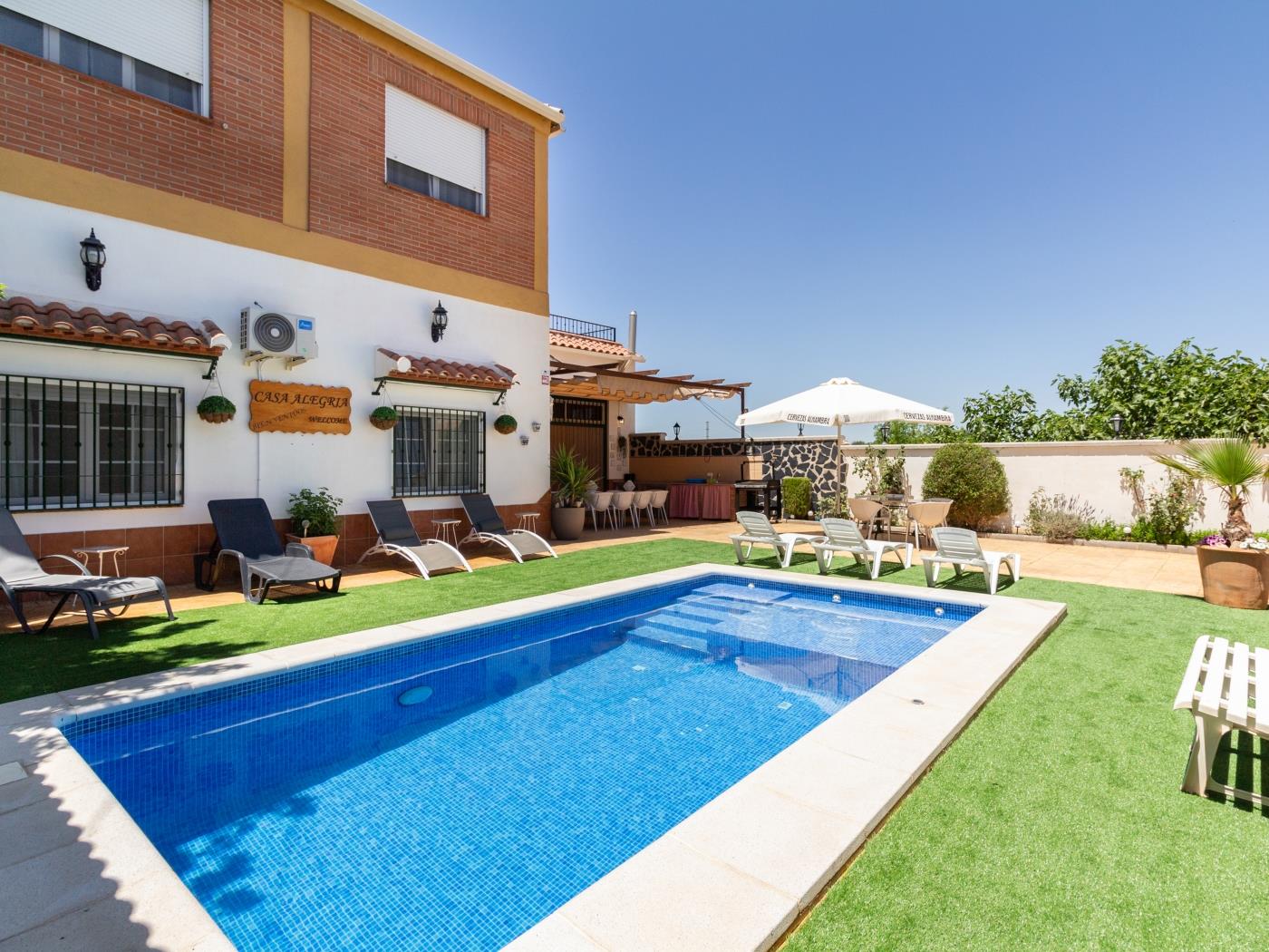 Encantadora casa con piscina , terraza y WiFi en Dúrcal