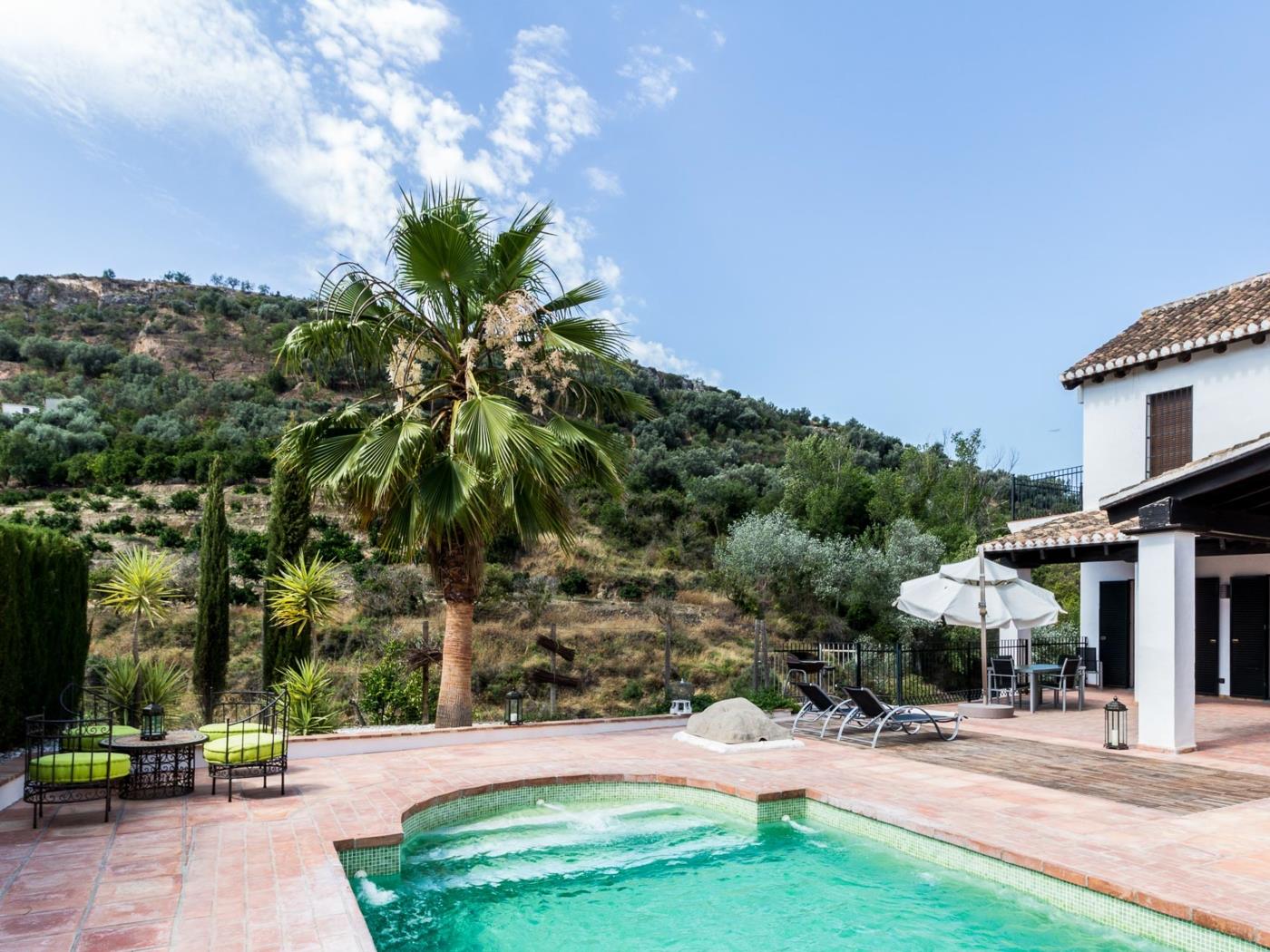 Magnífica casa con piscina, jardín y vistas en Saleres