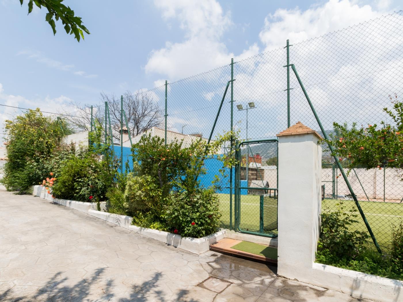 Alojamiento con piscina y pista de pádel en Padul