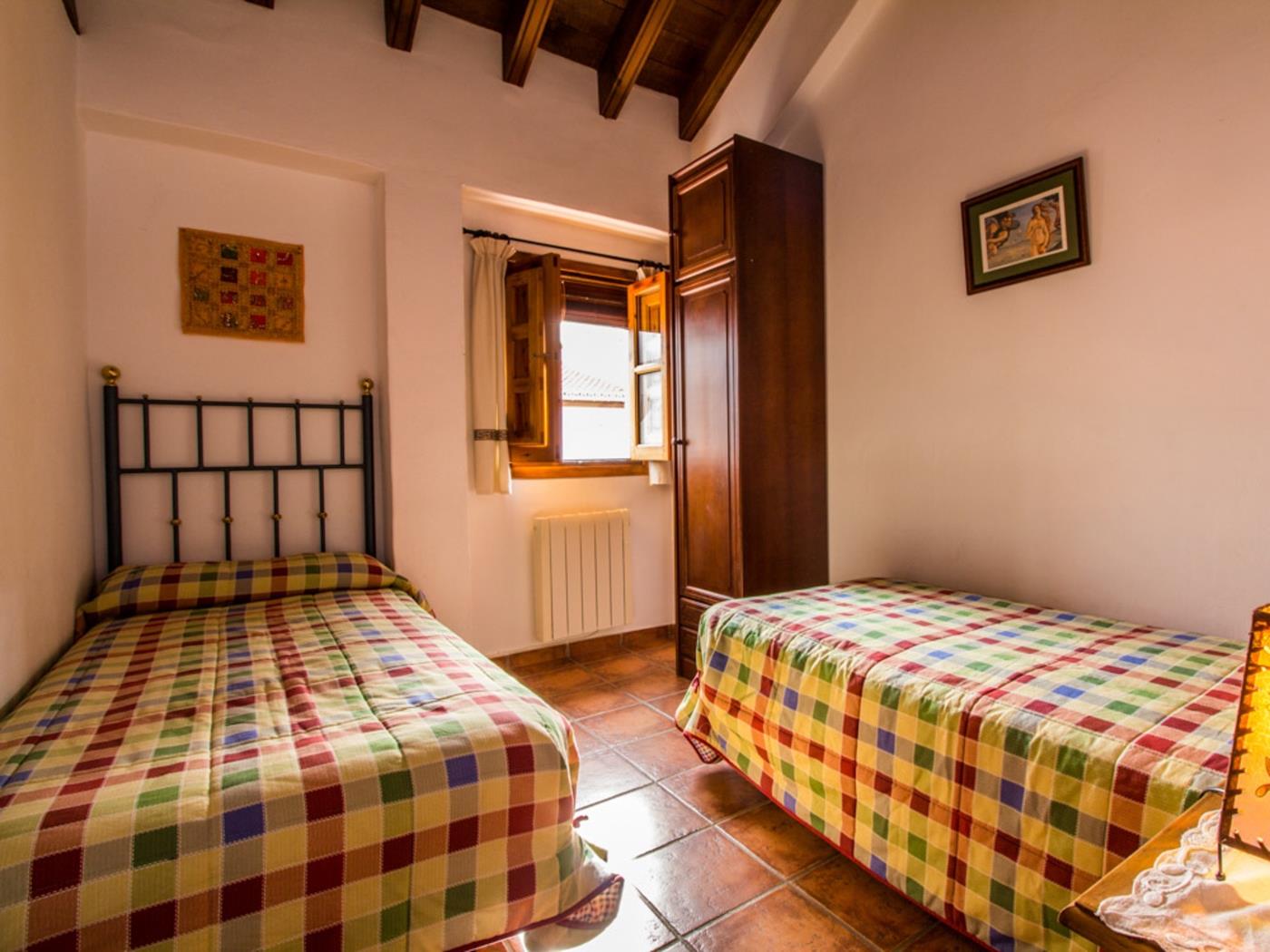 Bonita casa rural con patio, chimenea en Nigüelas
