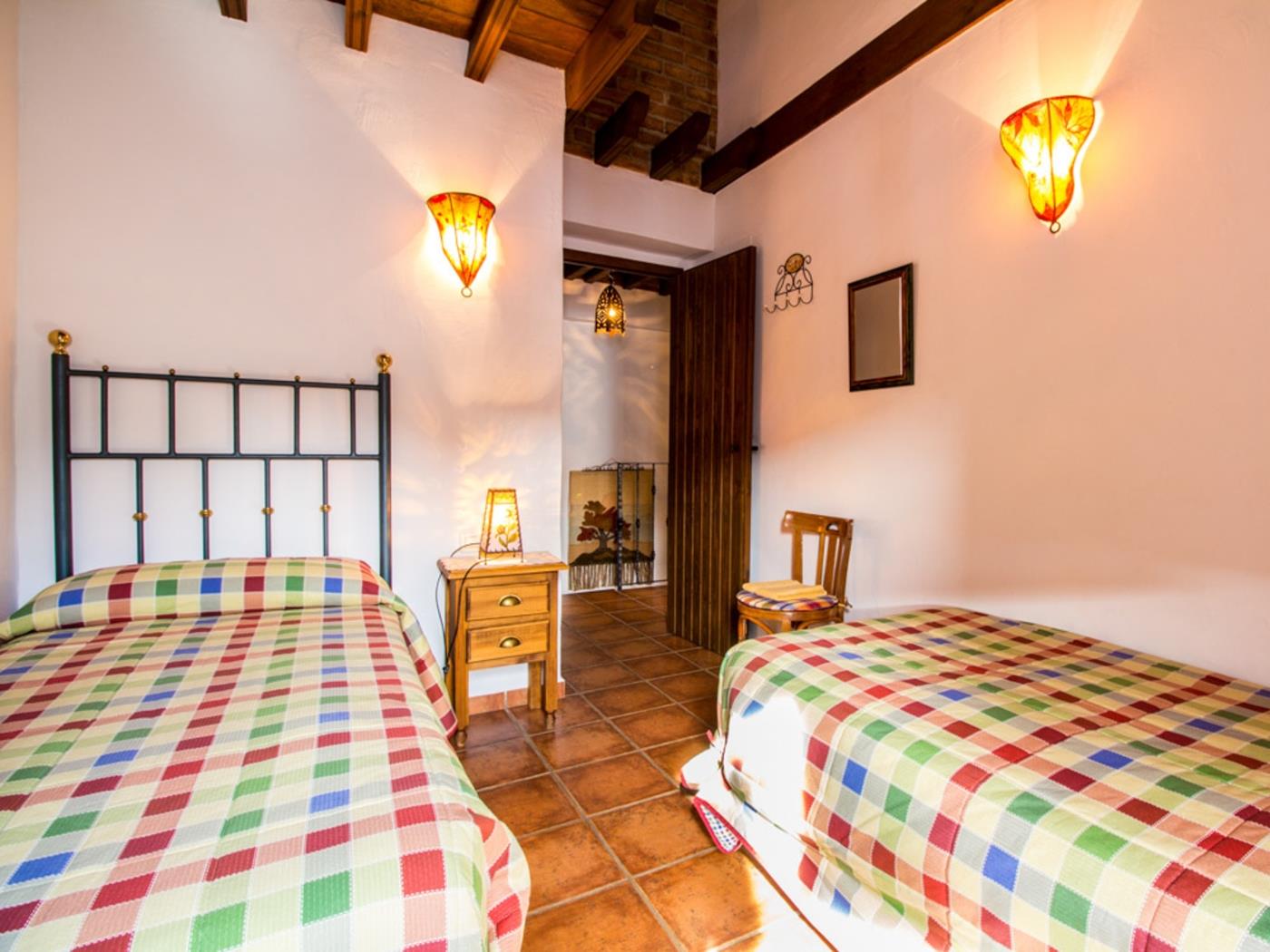 Bonita casa rural con patio, chimenea en Nigüelas