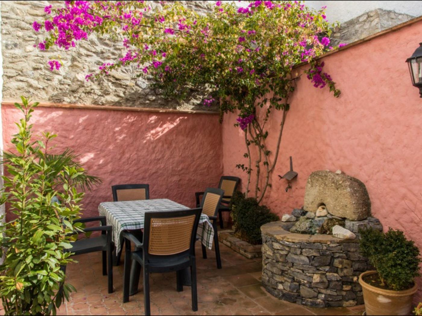 Bonita casa rural con patio, chimenea en Nigüelas