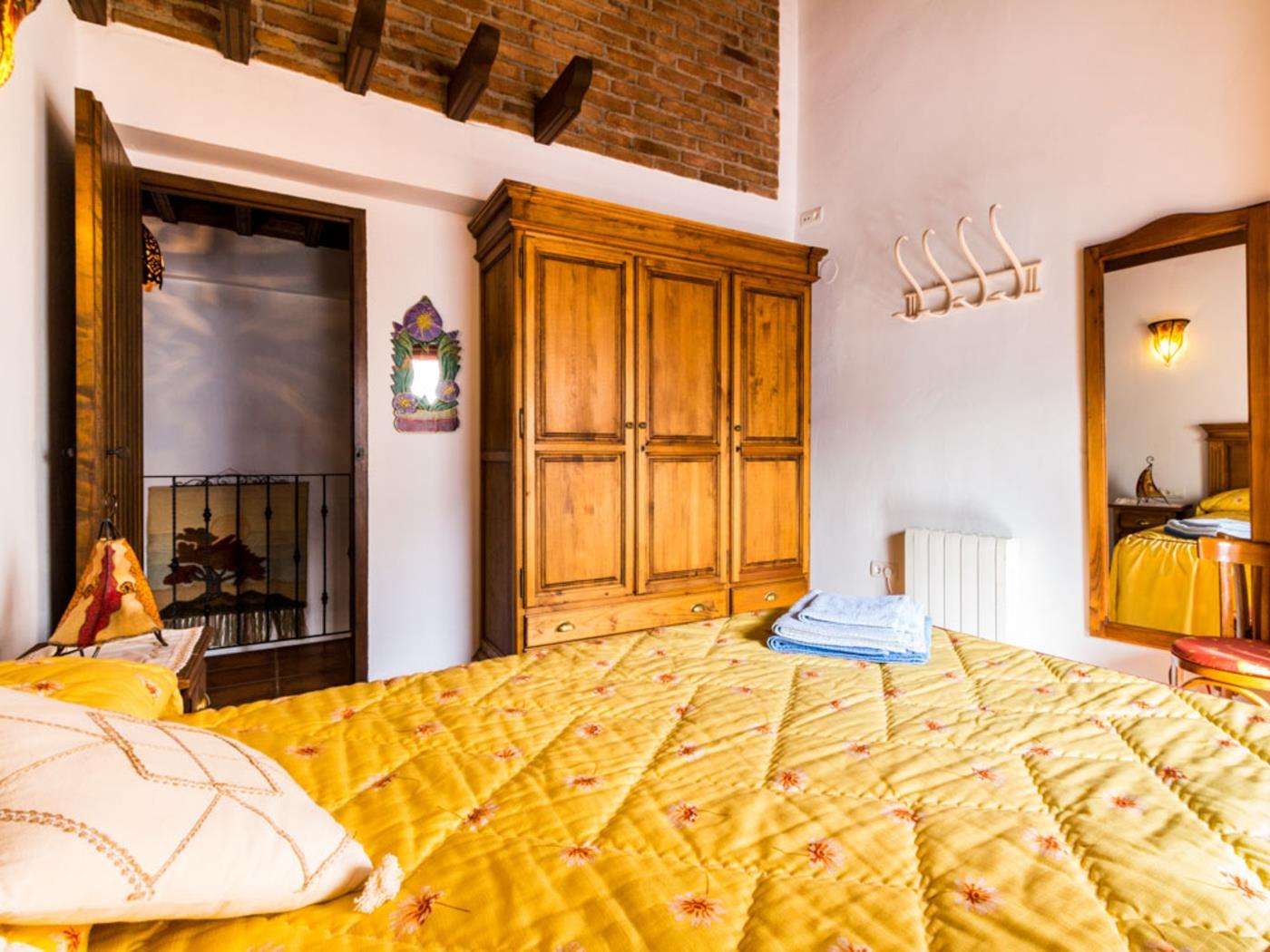 Bonita casa rural con patio, chimenea en Nigüelas