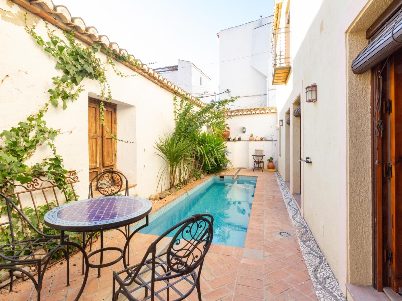 Belle maison andalouse avec piscine barbecue à Pinos del Valle