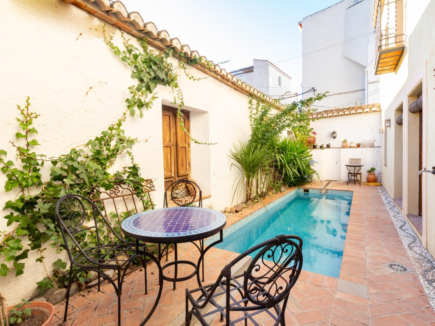 Schönes andalusisches Haus mit Pool und Grill. in Pinos del Valle