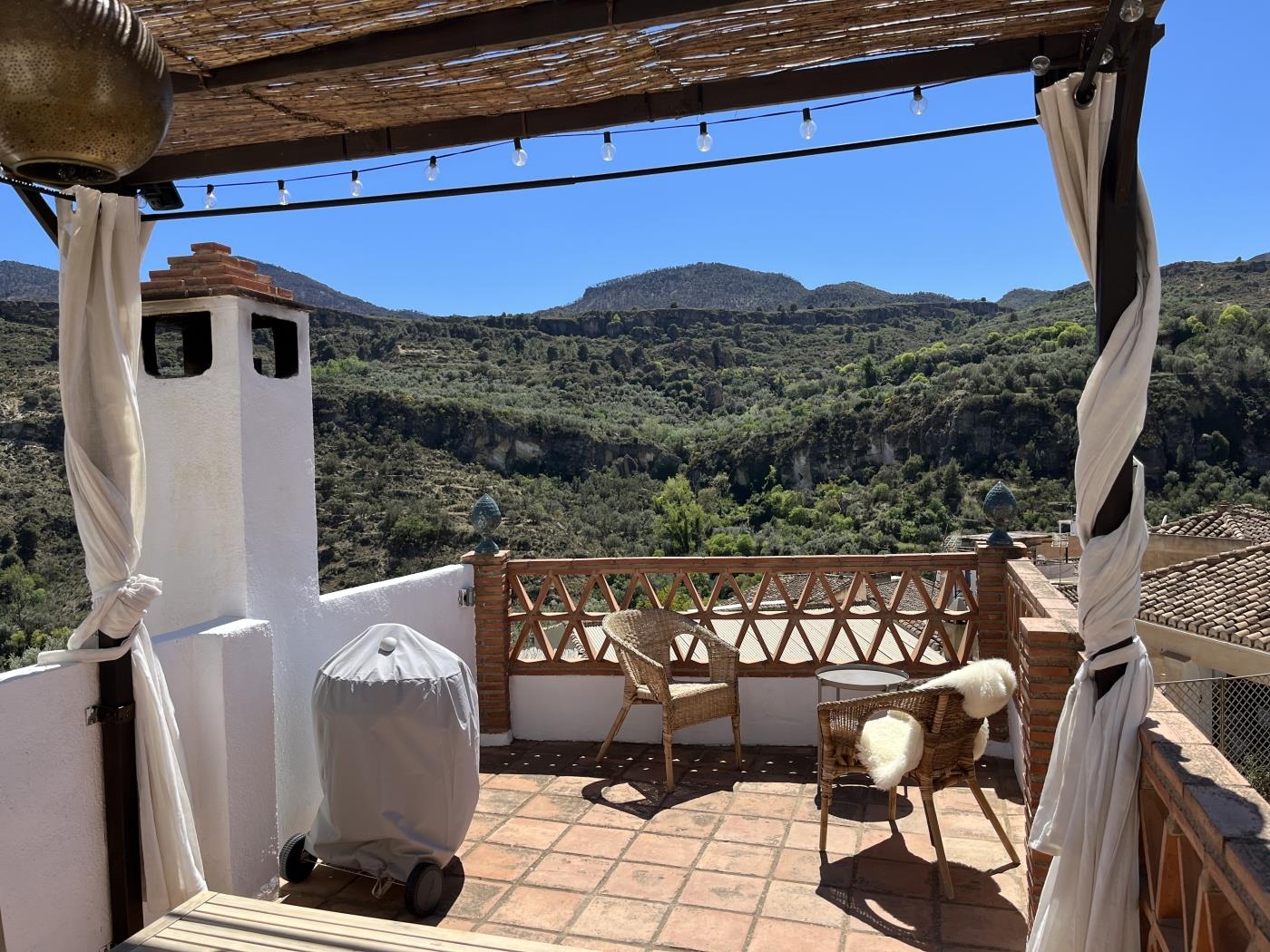House with terrace and great views in Albuñuelas