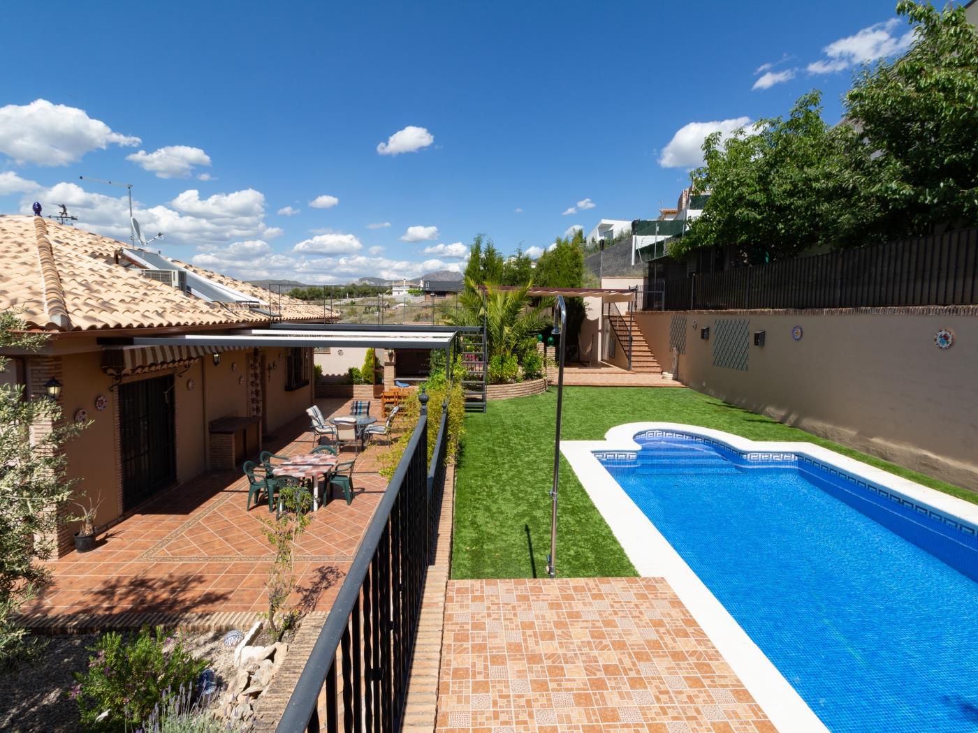 Casa con piscina y wifi gratuito en La Zubia