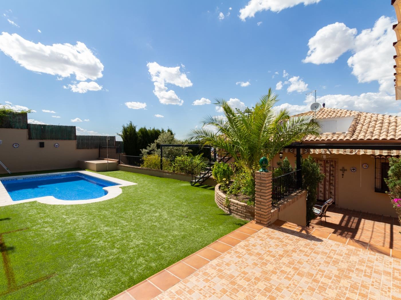 House with pool and free Wi-Fi in La Zubia