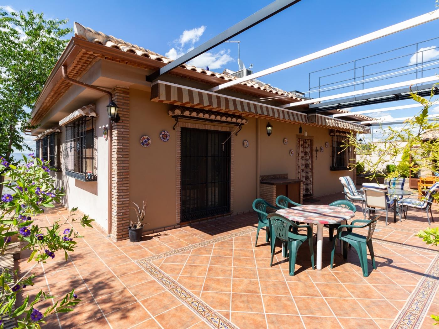Casa con piscina y wifi gratuito en La Zubia