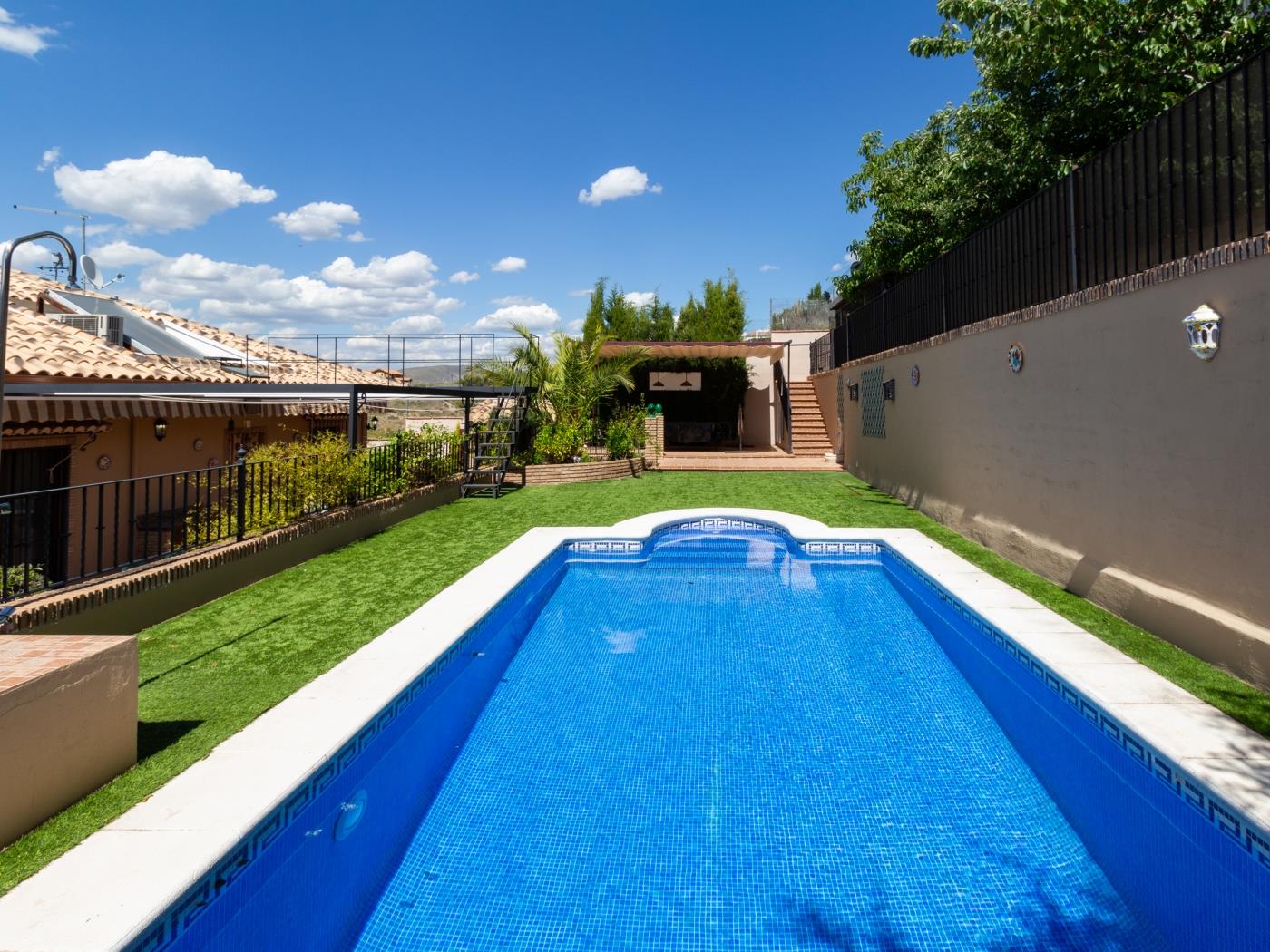 House with pool and free Wi-Fi in La Zubia