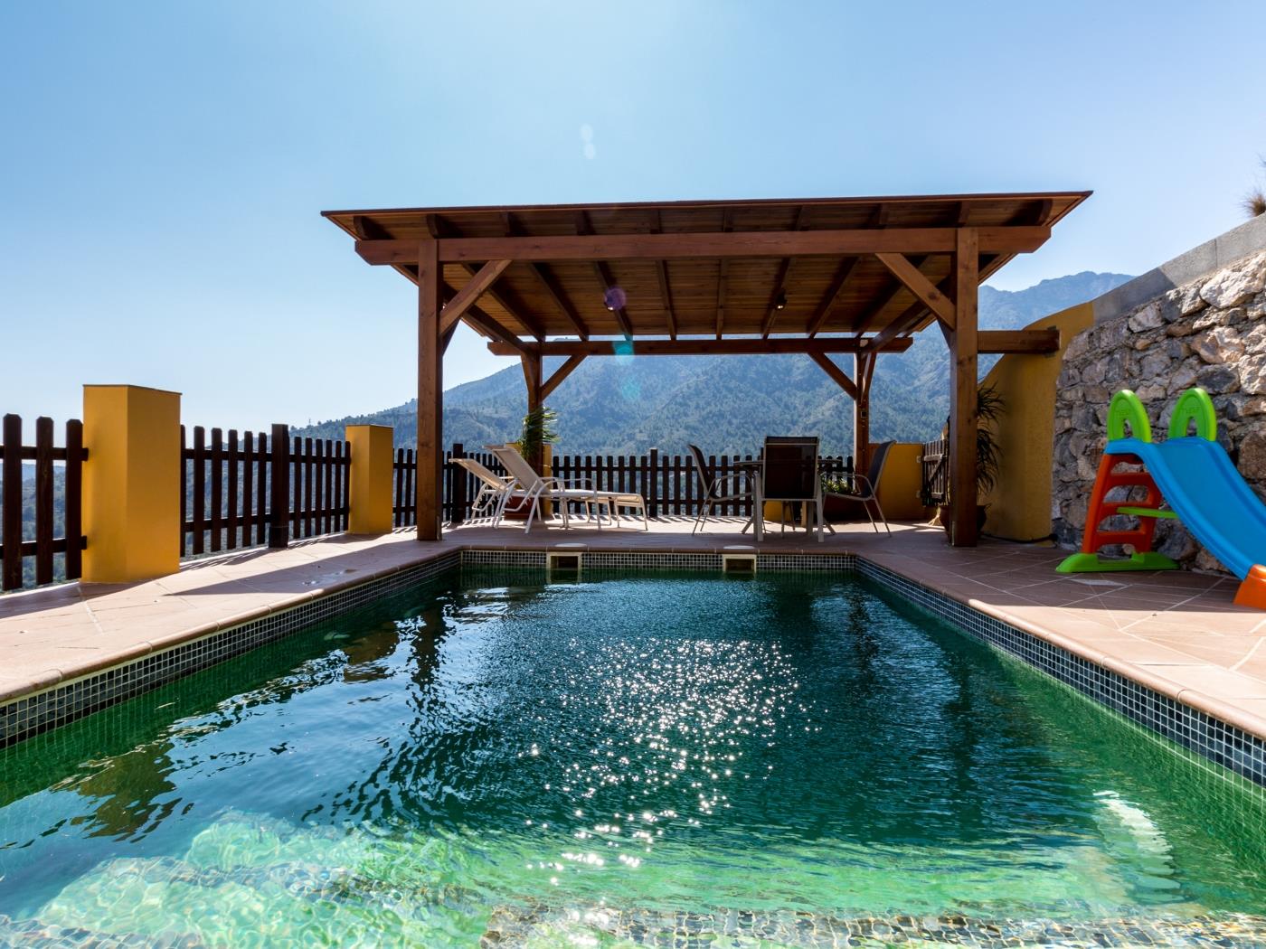 Ferme de charme, vue, piscine et wifi à Los Guájares