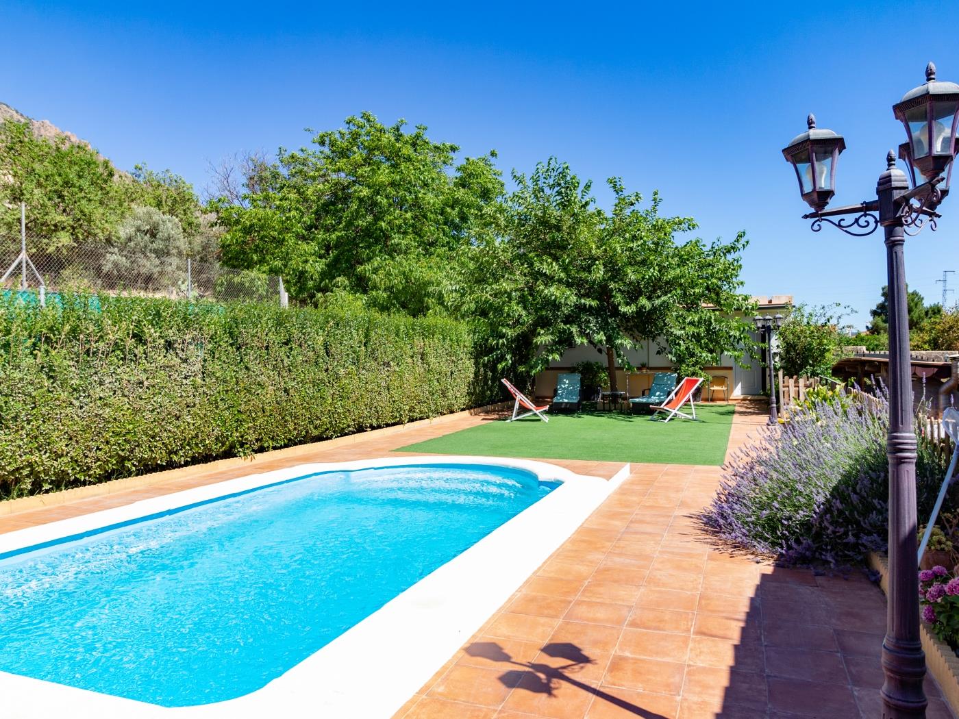 Chalet confortable avec piscine, jardin et wifi à Dúrcal