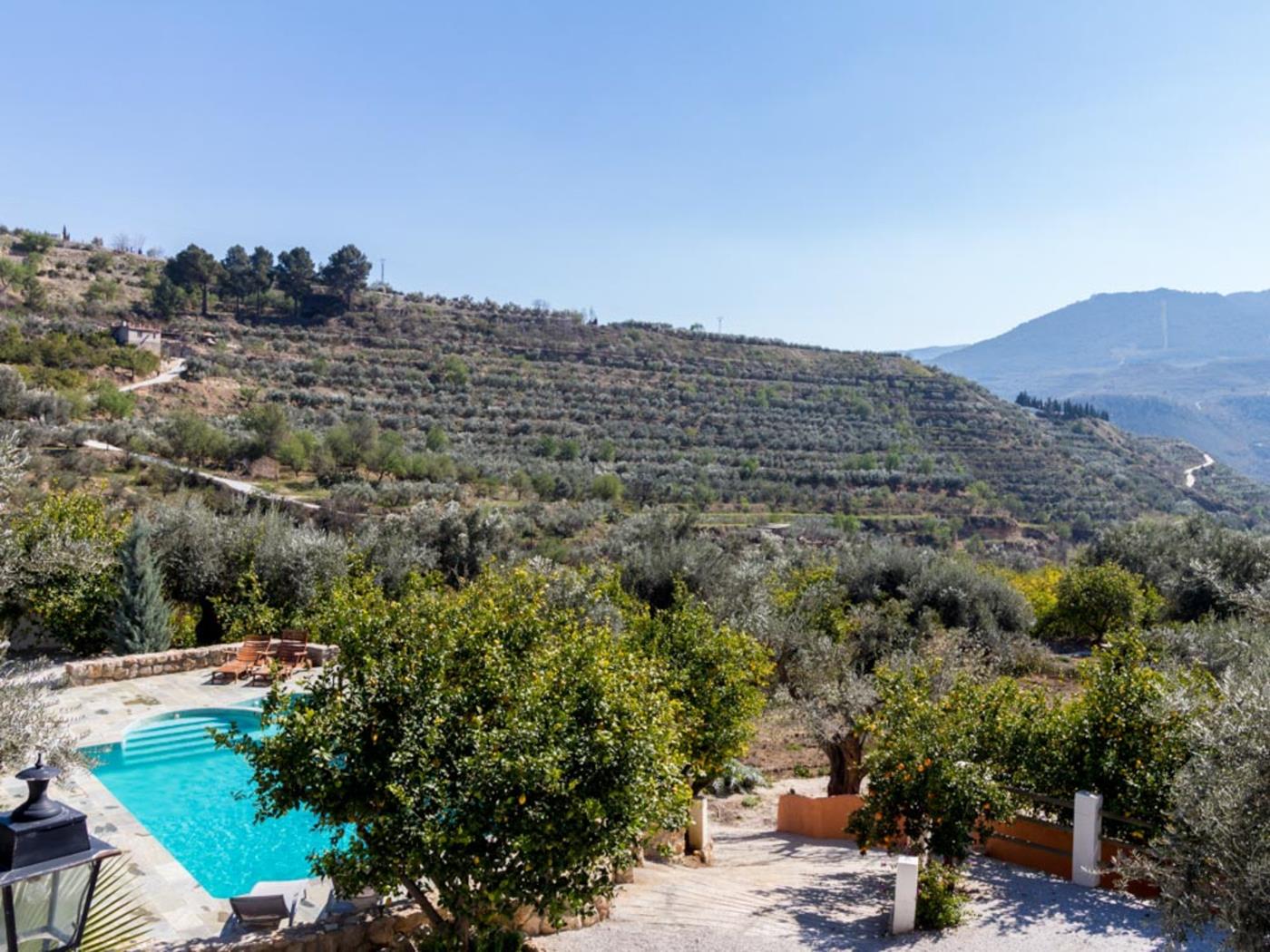 Encantadora casa con piscina, jardín y vistas en Melegís