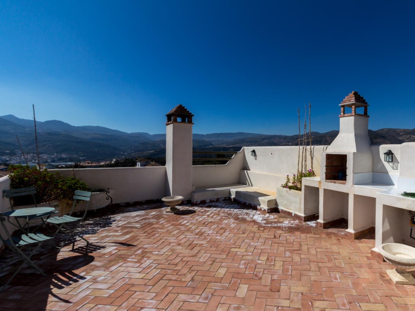 Encantadora casa con piscina, jardín y vistas en Melegís