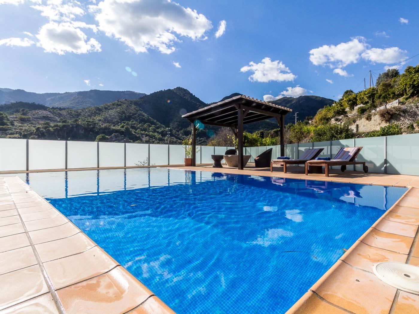 Magnifique moulin rénové avec piscine et vue à Los Guájares