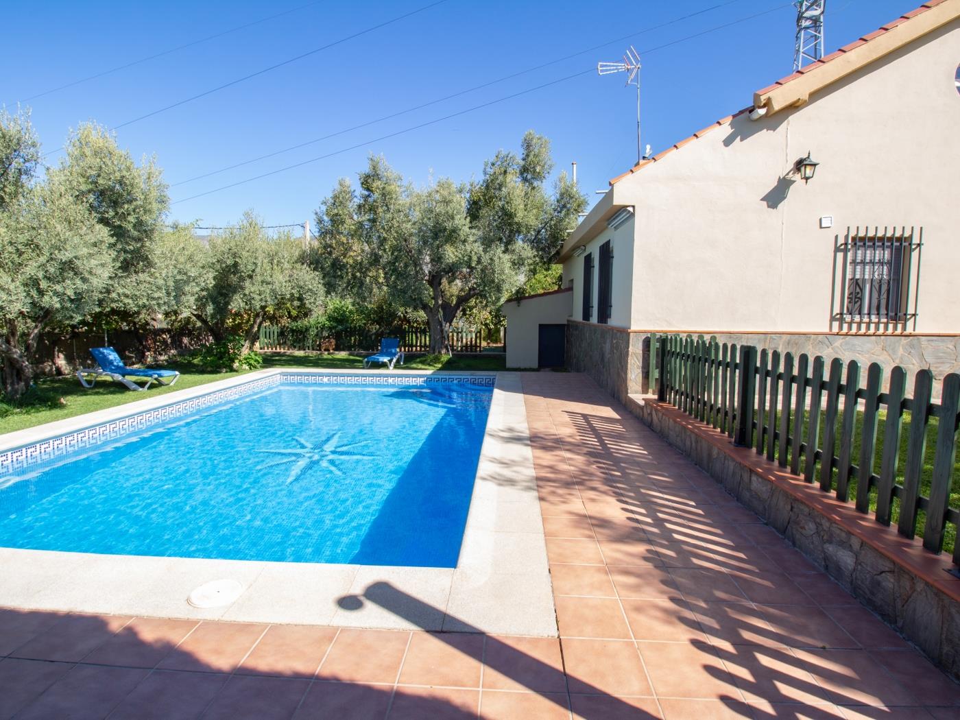 Ferme rustique andalouse avec piscine privée et wifi à Dúrcal