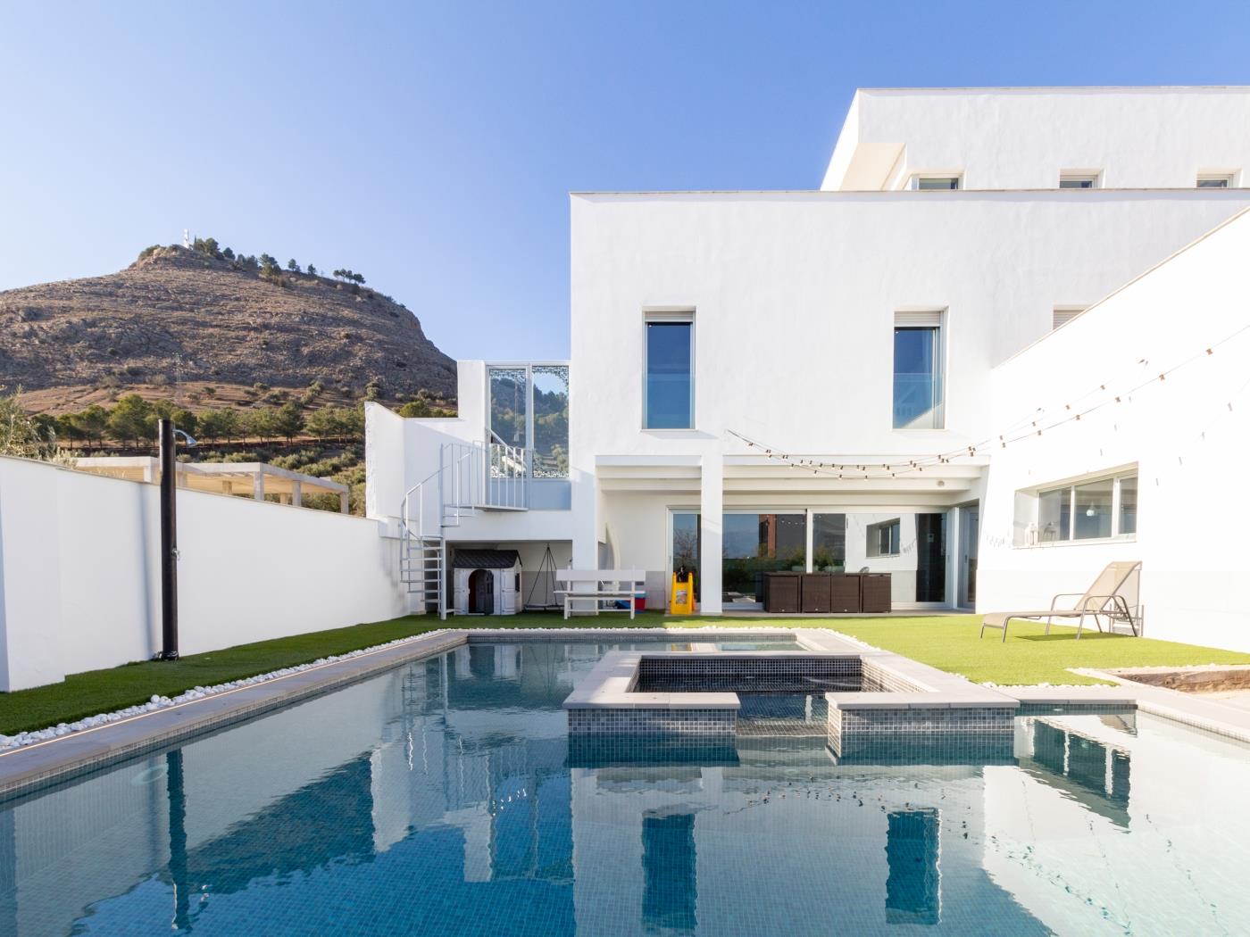 Villa de diseño con jardín, piscina y fantásticas vistas. en Atarfe