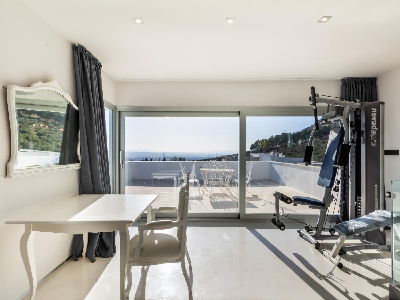 Villa de diseño con jardín, piscina y fantásticas vistas. en Atarfe