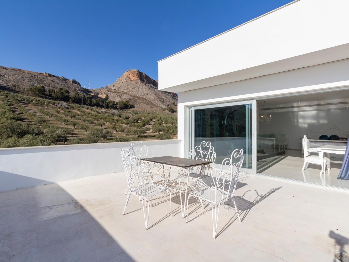 Villa de diseño con jardín, piscina y fantásticas vistas. en Atarfe