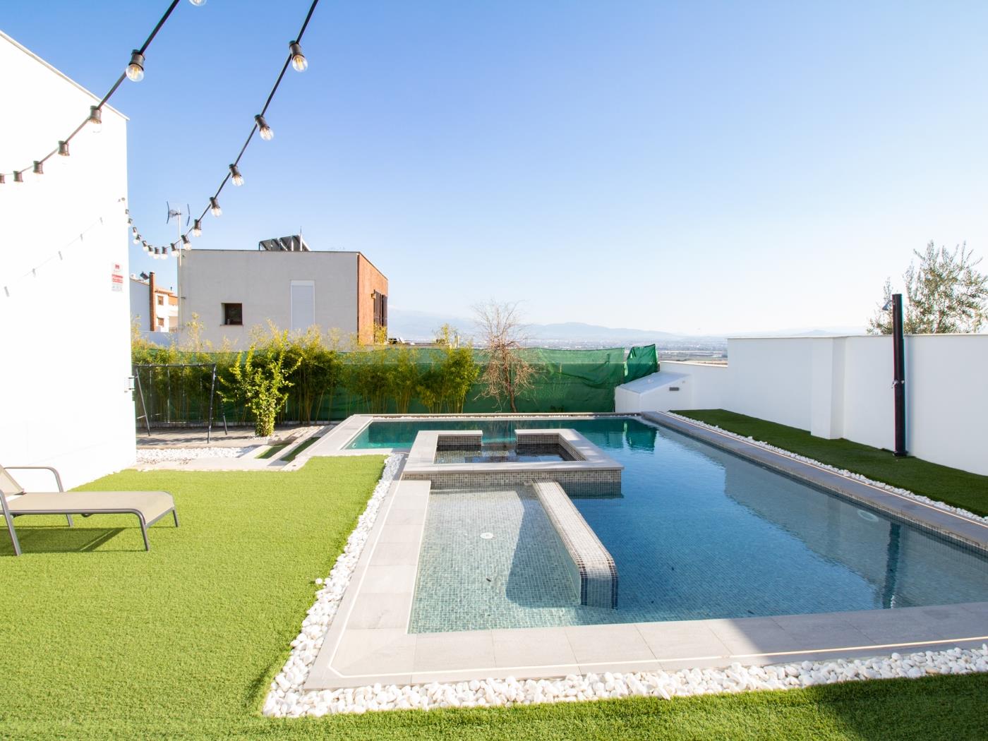 Villa de diseño con jardín, piscina y fantásticas vistas. en Atarfe