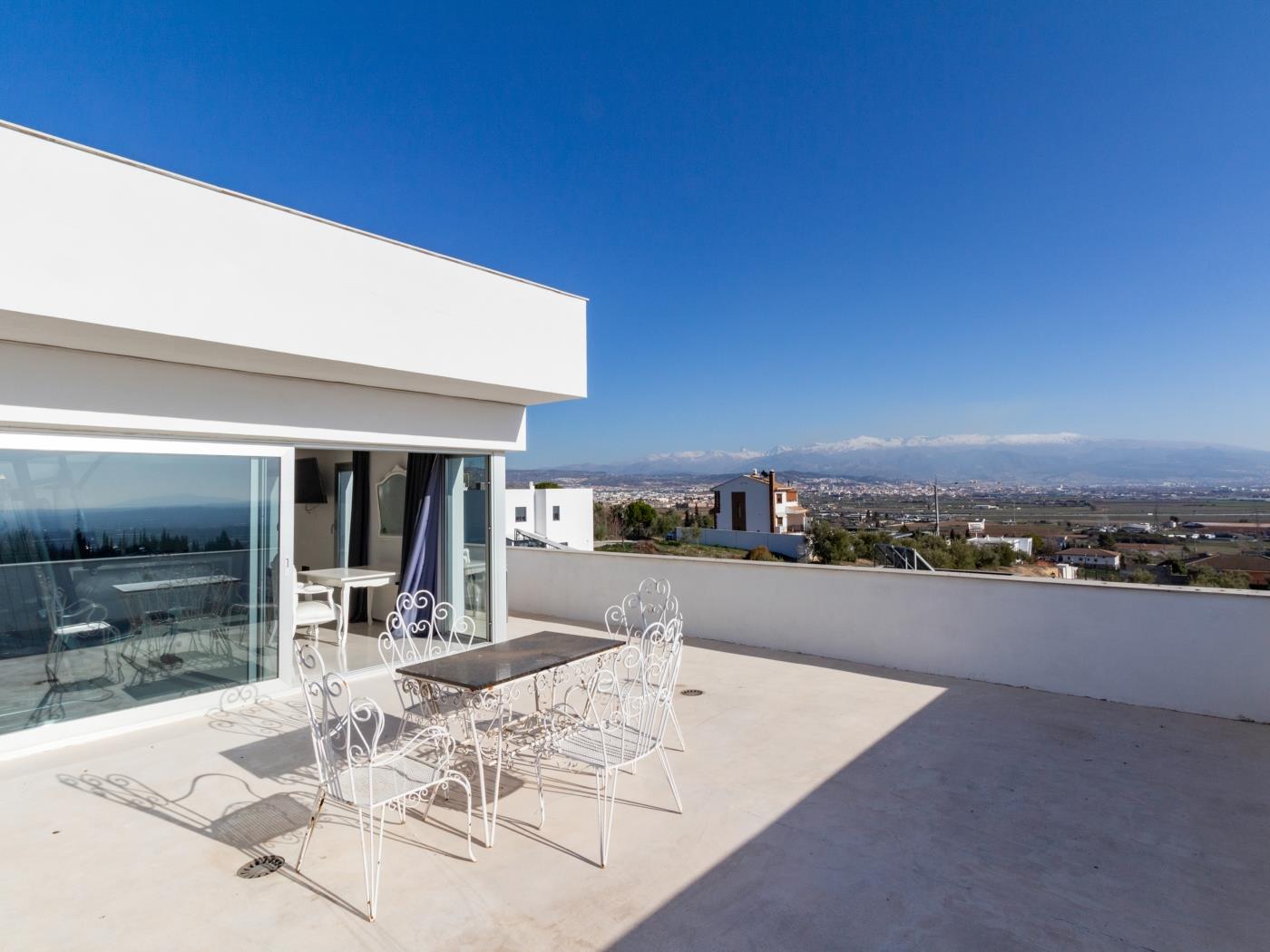 Villa de diseño con jardín, piscina y fantásticas vistas. en Atarfe