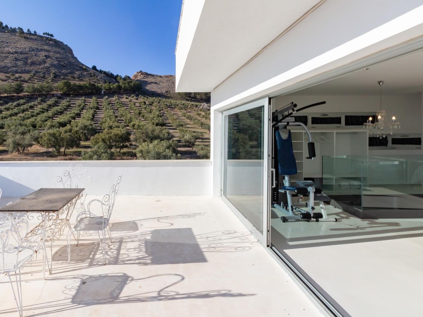 Villa de diseño con jardín, piscina y fantásticas vistas. en Atarfe