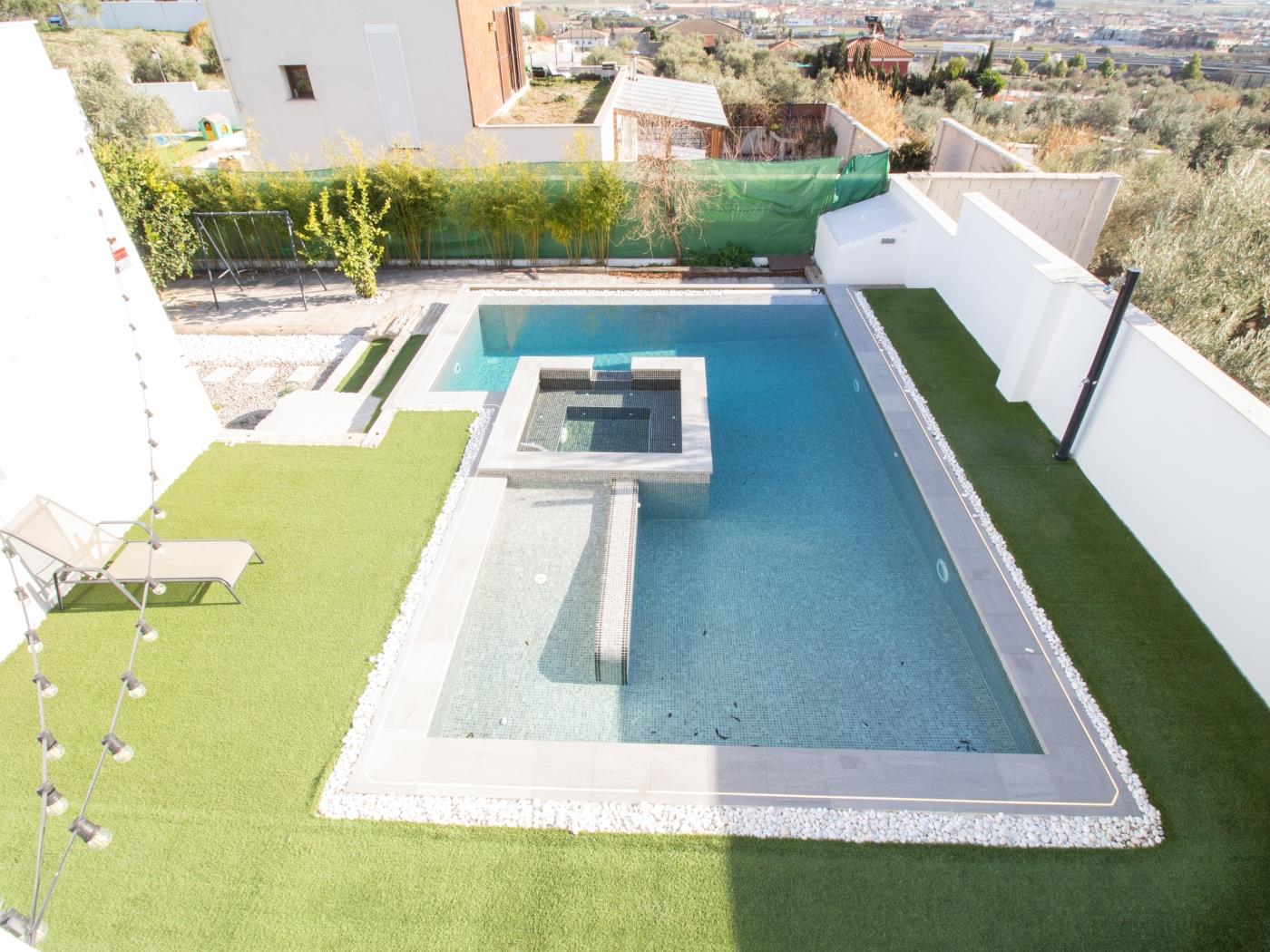 Villa de diseño con jardín, piscina y fantásticas vistas. en Atarfe