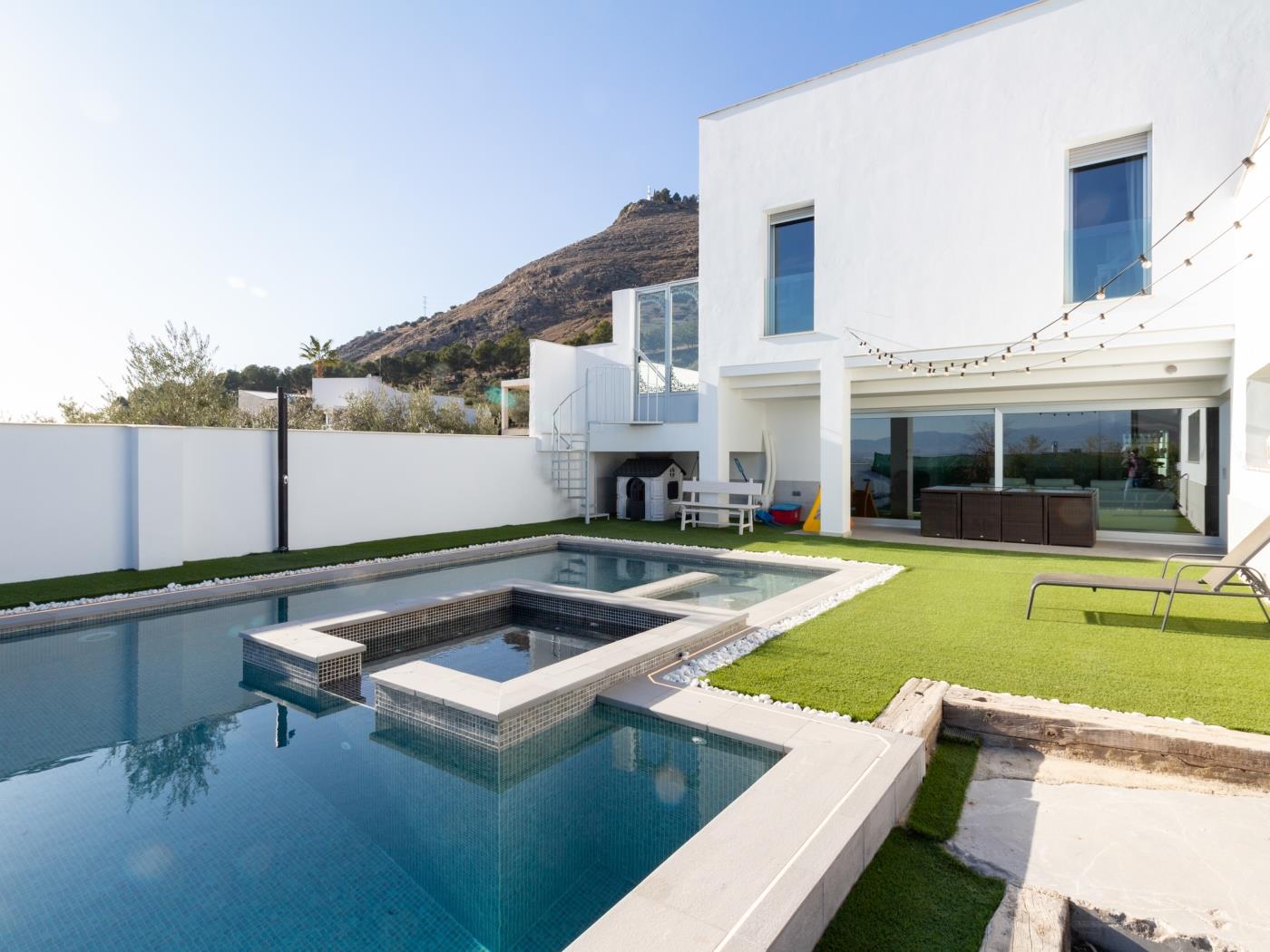 Villa de diseño con jardín, piscina y fantásticas vistas. en Atarfe