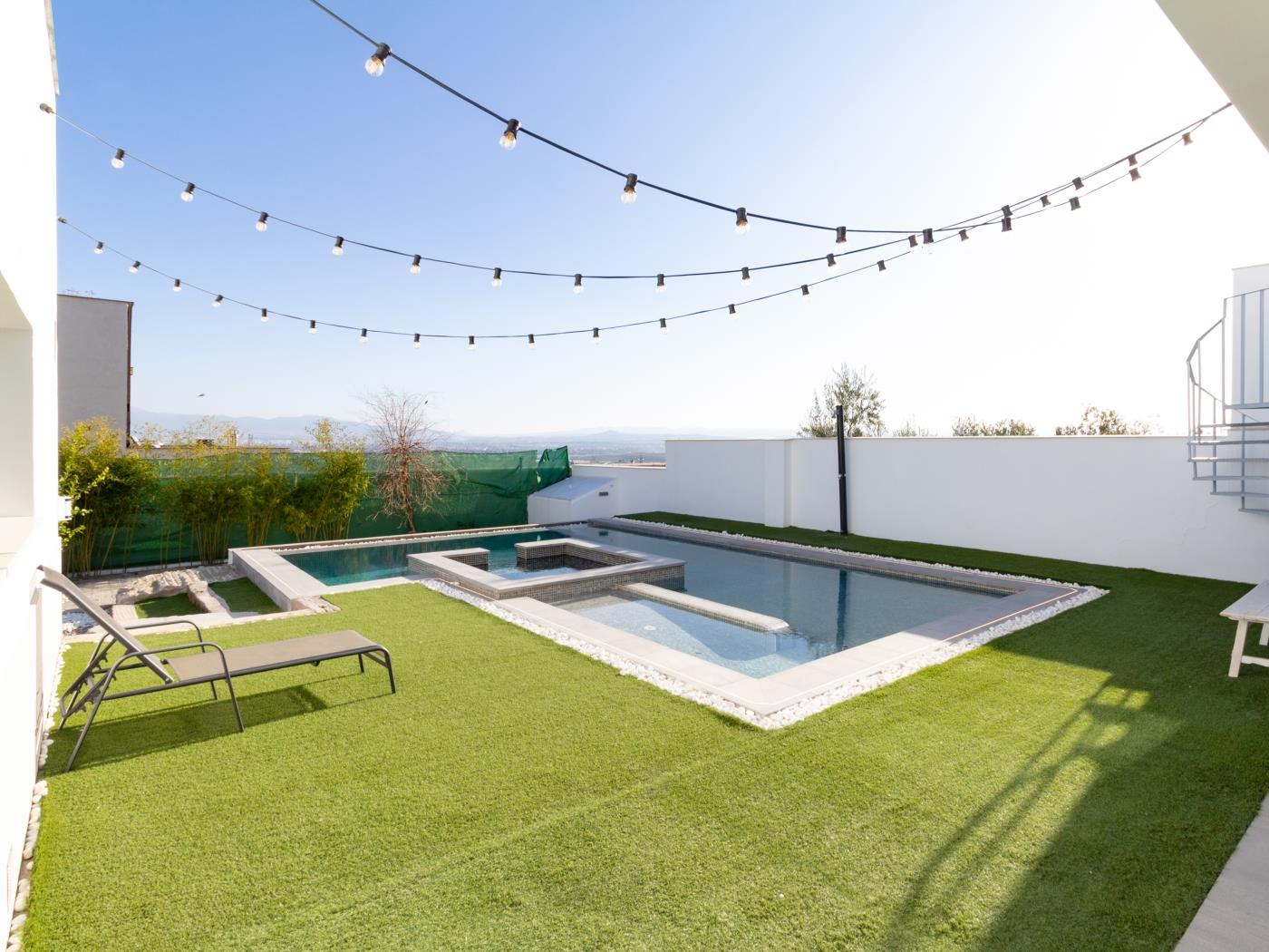 Villa de diseño con jardín, piscina y fantásticas vistas. en Atarfe