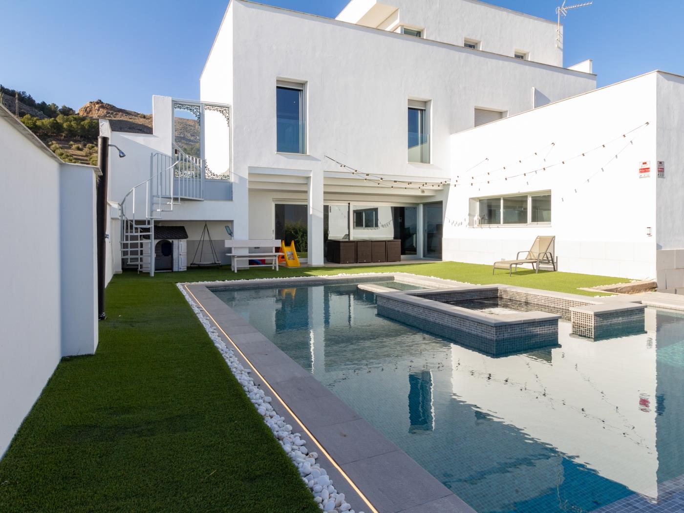 Villa de diseño con jardín, piscina y fantásticas vistas. en Atarfe