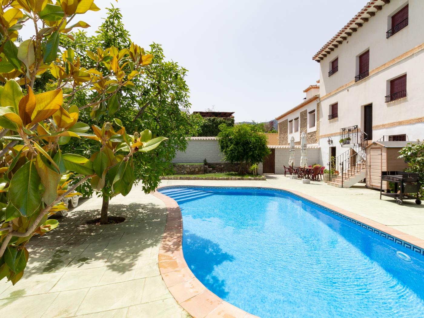 Complexe de 3 appartements avec piscine à Melegís