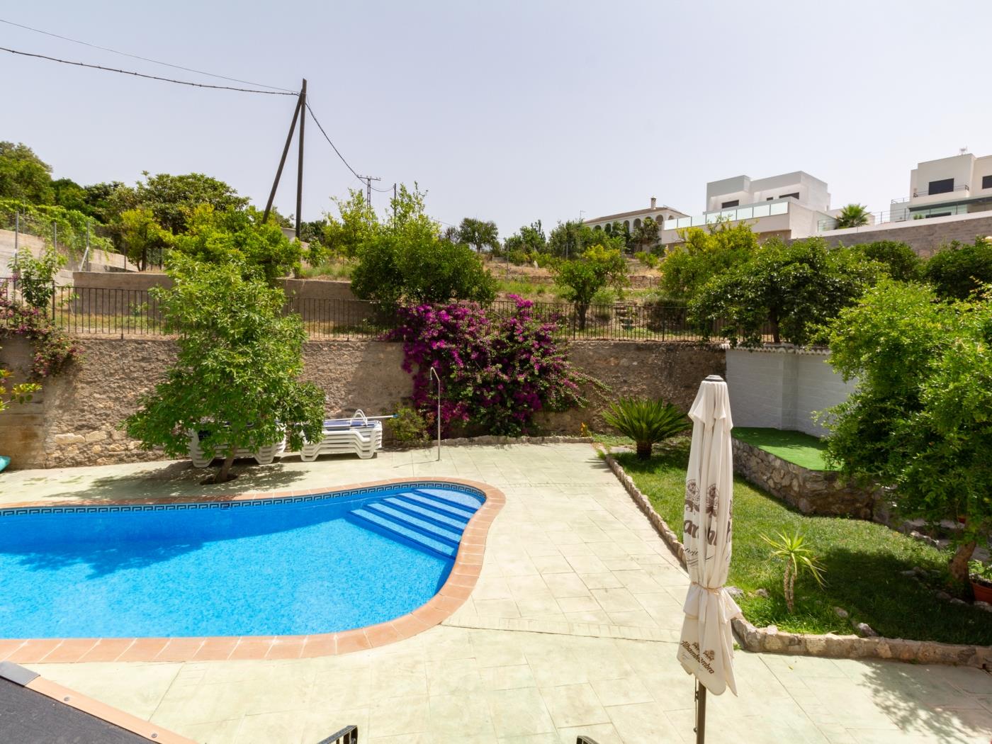 Complexe de 3 appartements avec piscine à Melegís