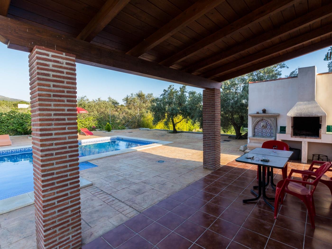 Cortijo andaluz, con piscina y gran terraza con barbacoa en Dúrcal