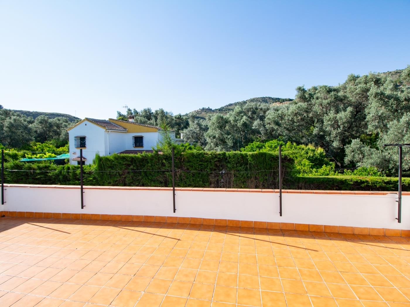Bonita casa con terraza y piscina privada en Béznar