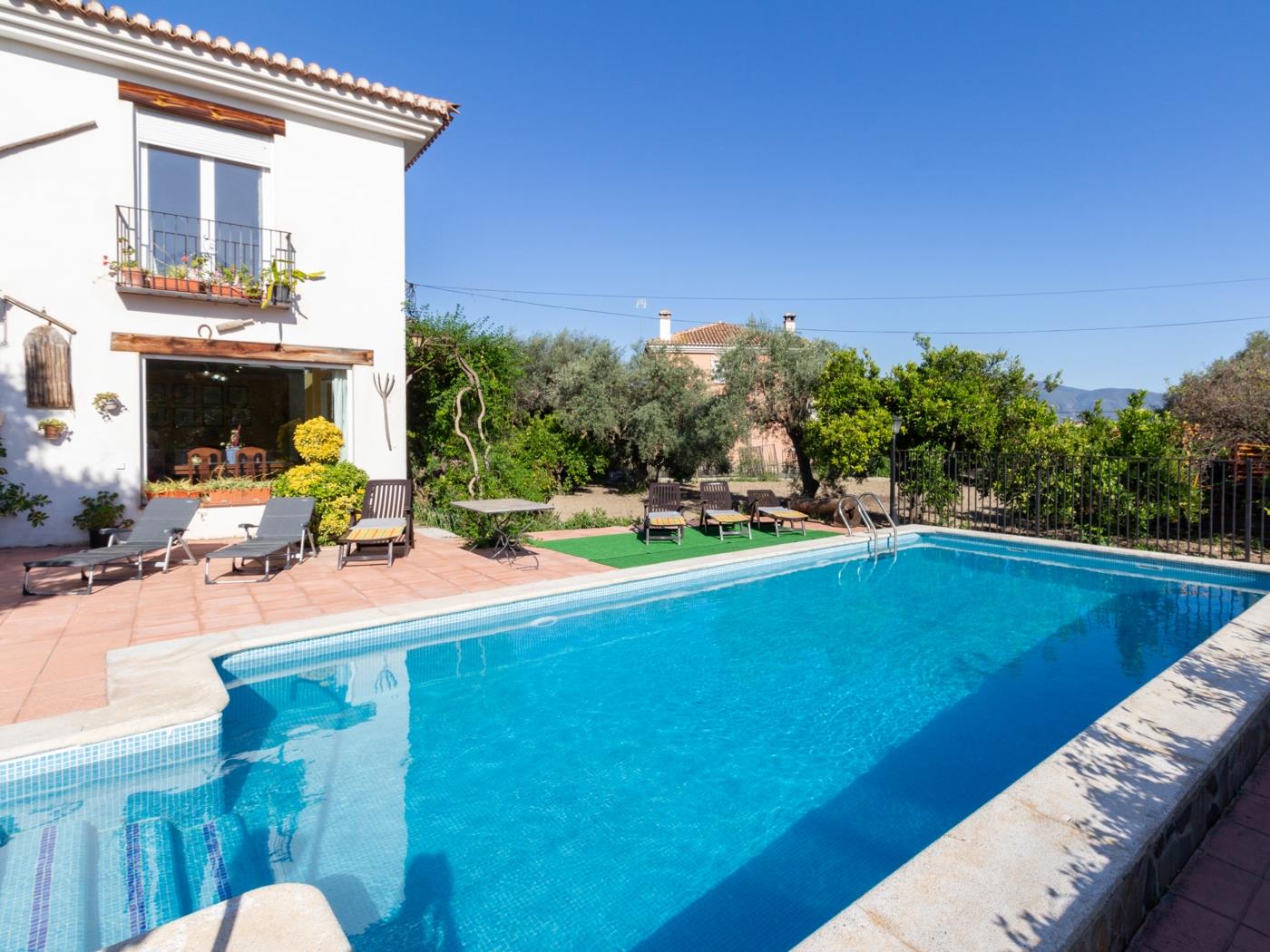 Belle maison avec terrasse, piscine privée à Béznar