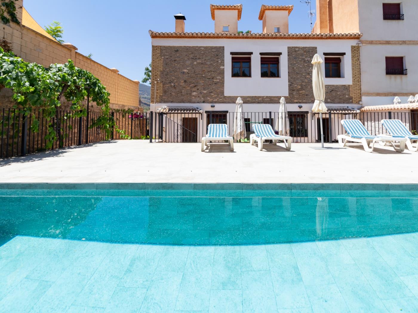 Complex of 2 houses with swimming pool, in Melegís
