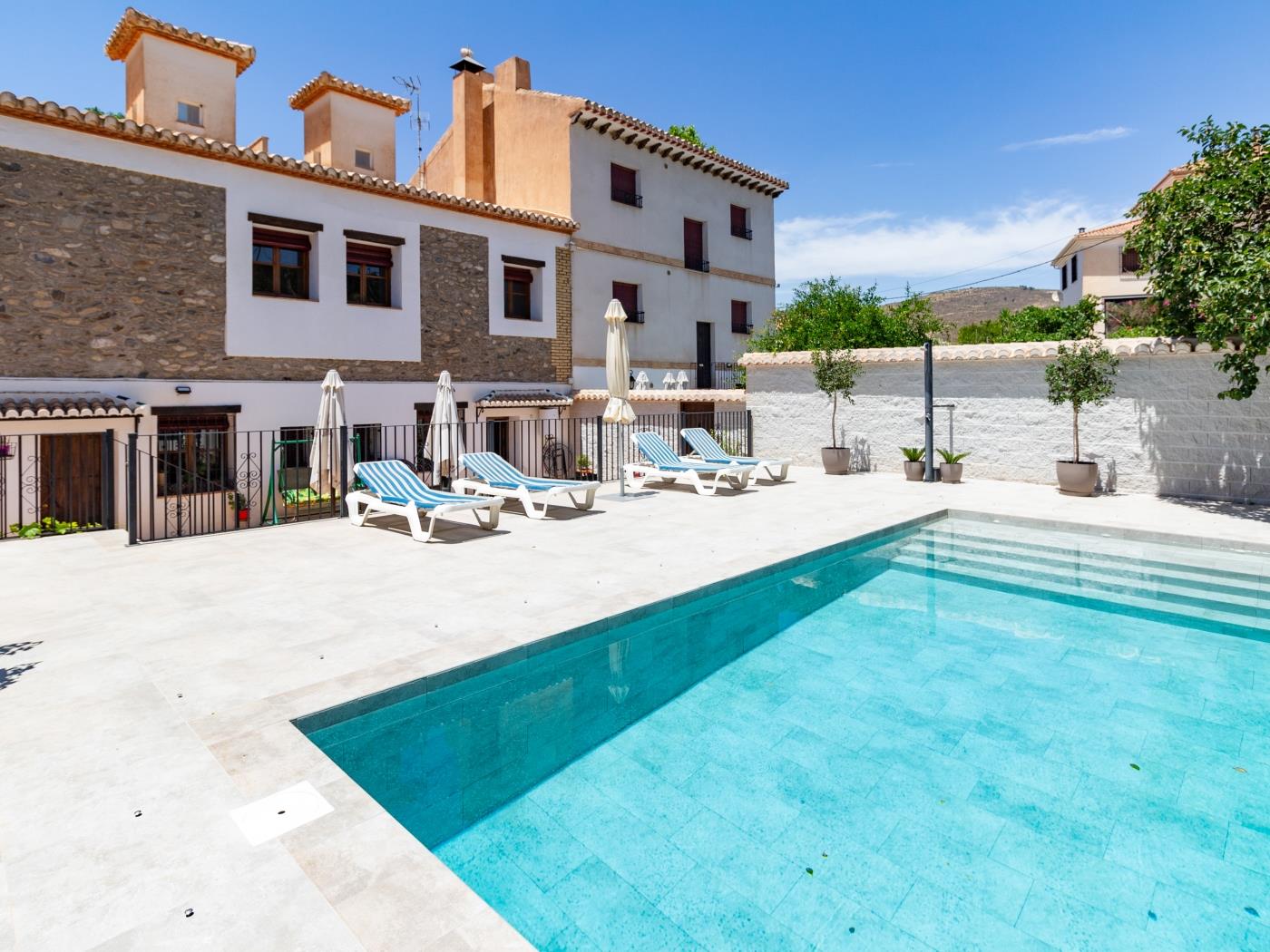 Complex of 2 houses with swimming pool, in Melegís