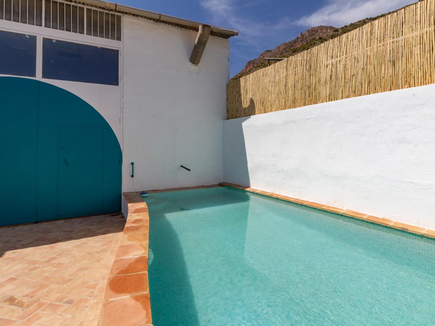 casa con piscina y sala de yoga privada en Nigüelas