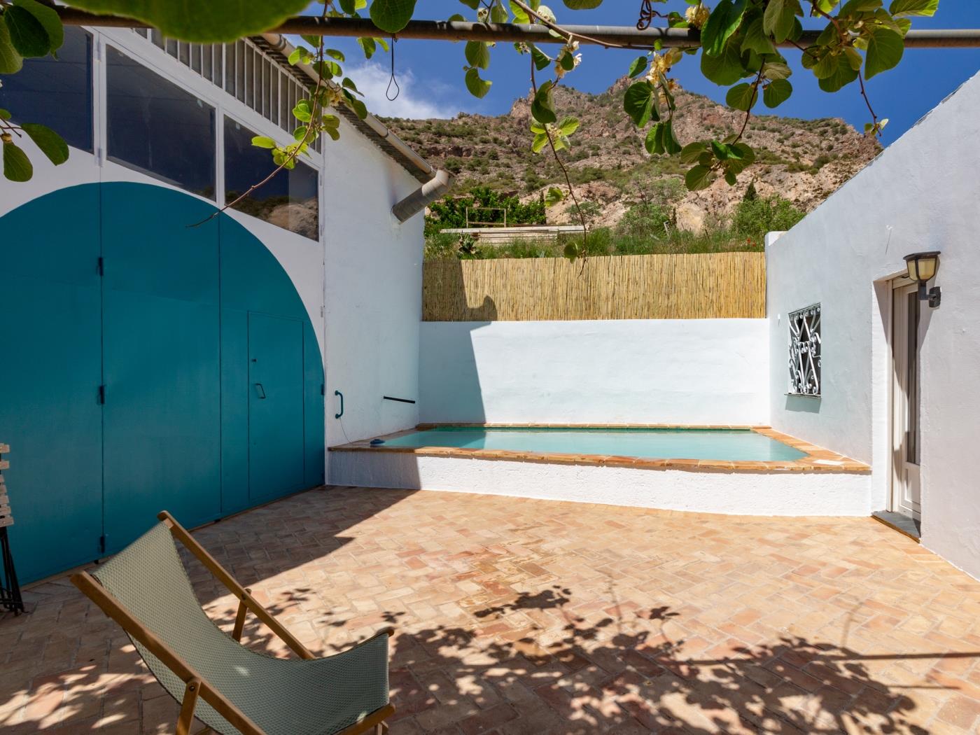 casa con piscina y sala de yoga privada en Nigüelas