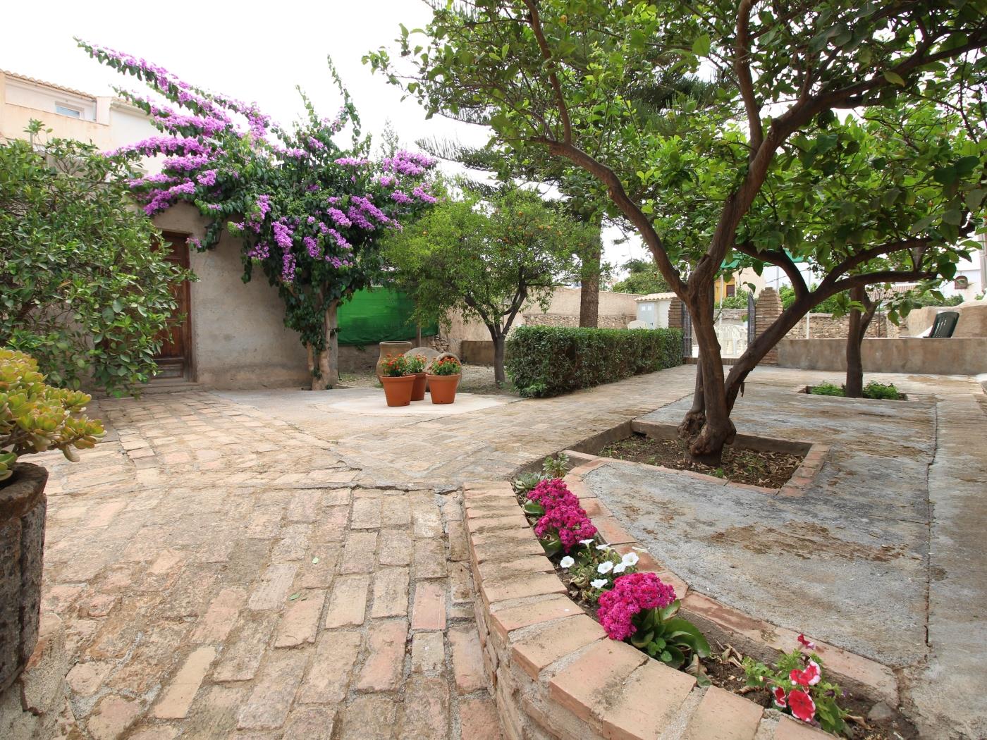 Casa con piscina, wifi y jardín en El Valle