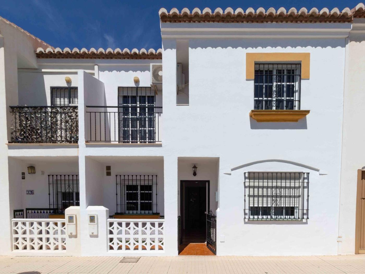 Bonita casa cerca del mar con piscina compartida en Salobreña