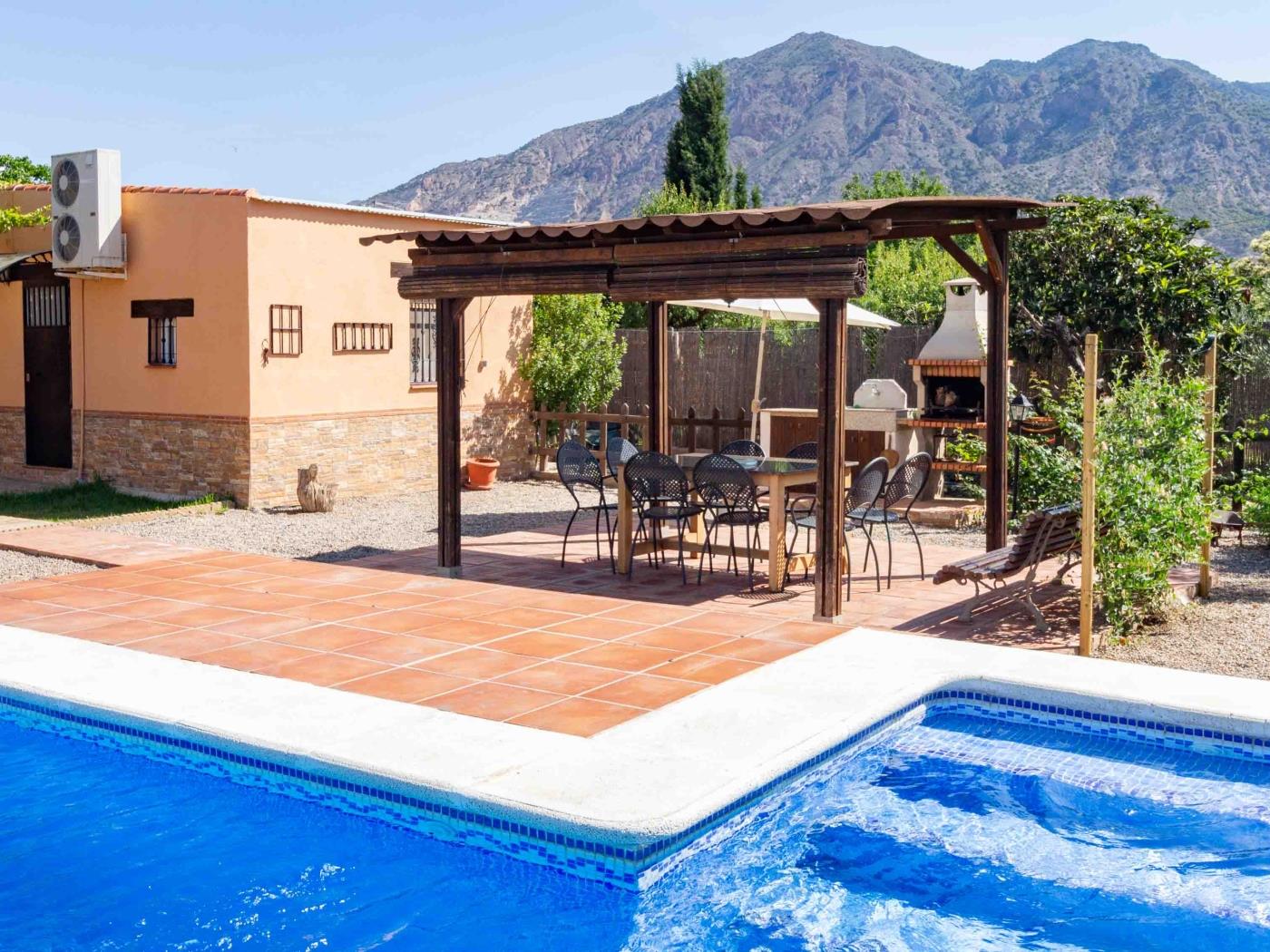Cottage with pool, barbecue and garden in Nigüelas