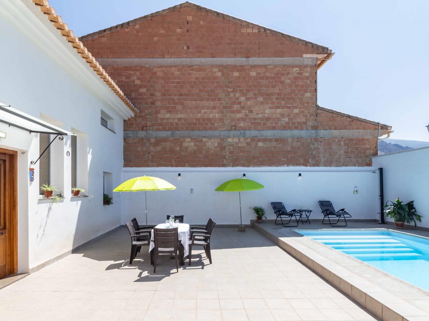 House with swimming pool, wifi and barbecue in Dúrcal