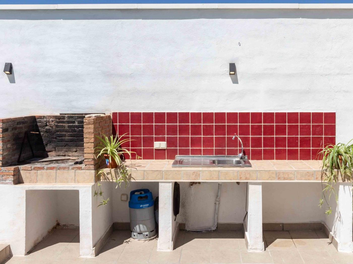 House with swimming pool, wifi and barbecue in Dúrcal