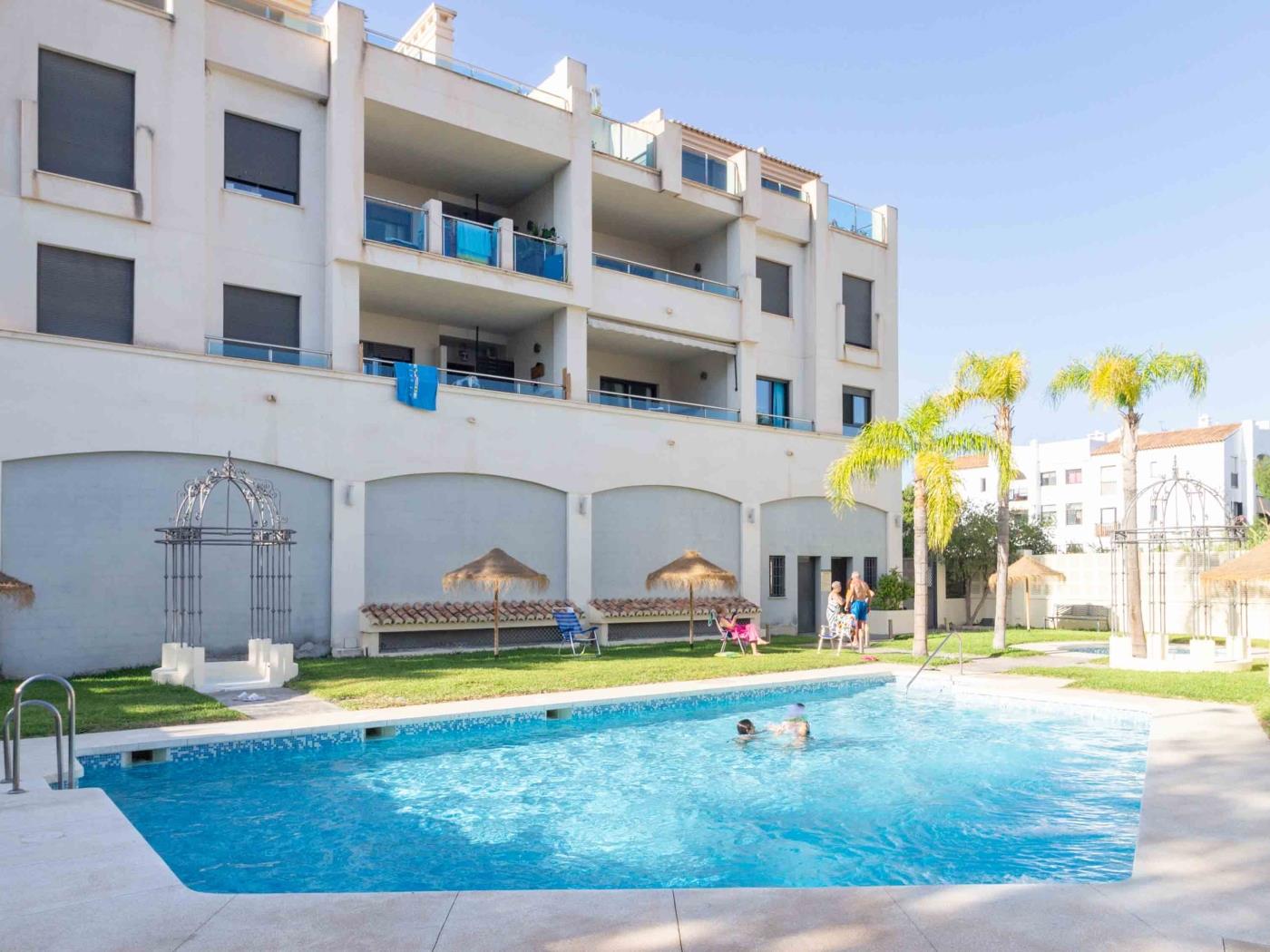 Apartamento con balcón y piscina comunitaria en Motril
