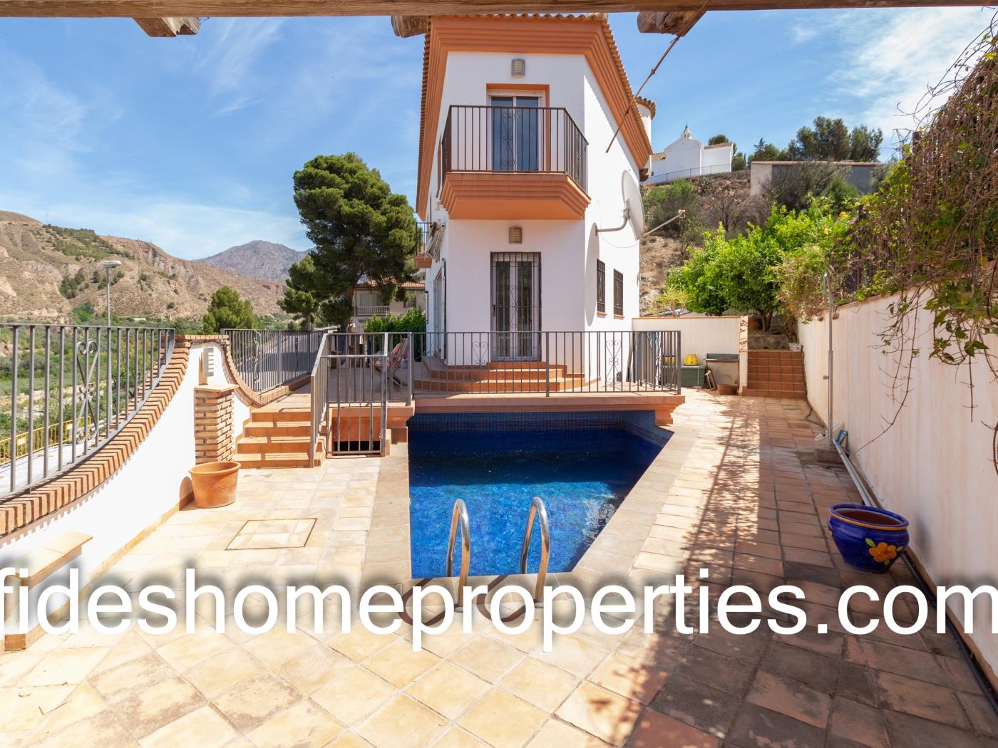 Villa individuelle avec terrasse, jardin, piscine et magnifiques vues à Lecrín. à Talará