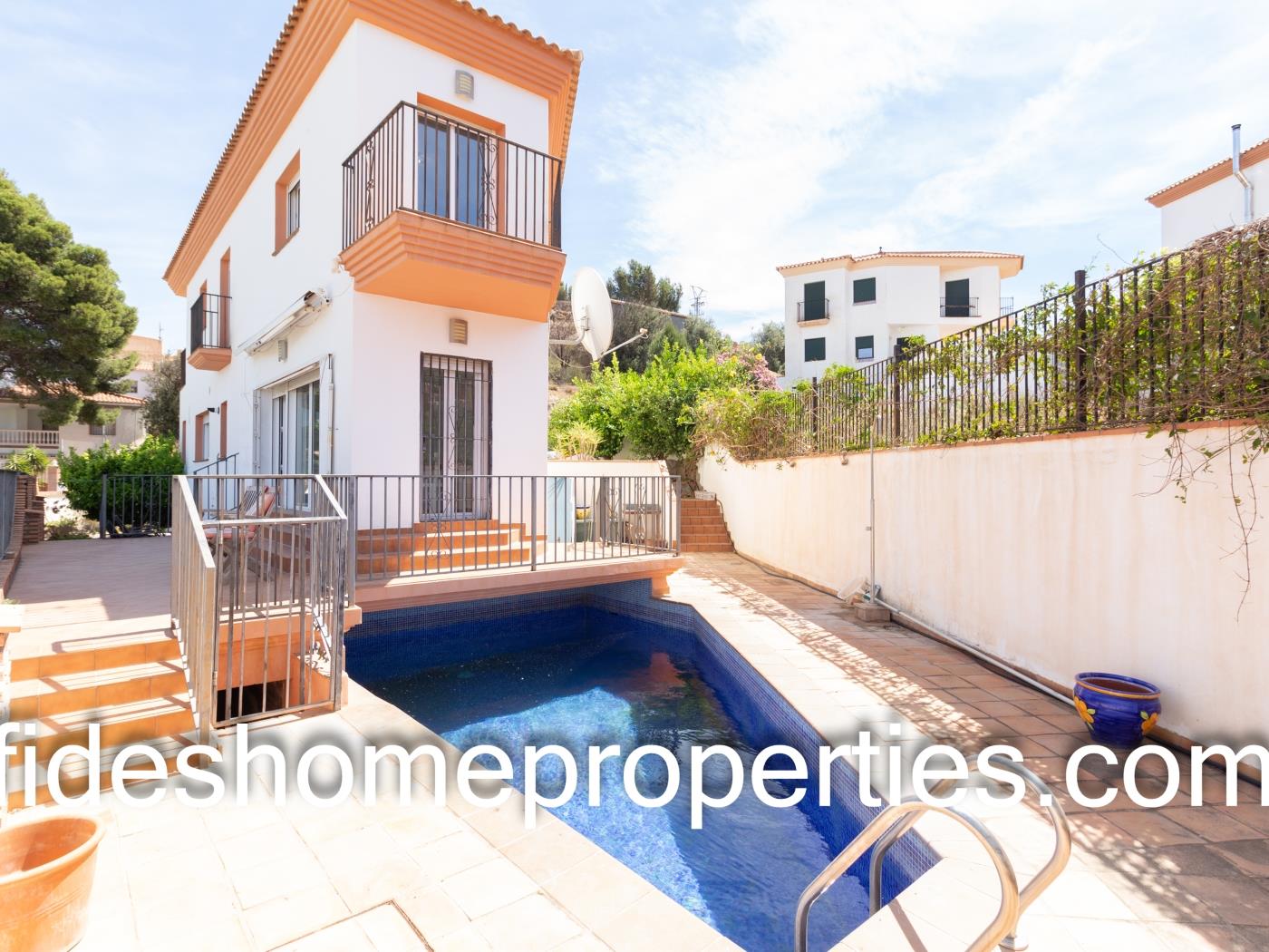 Detached Villa with Terrace, Garden, Pool, and Magnificent Views in Lecrín. in Talará